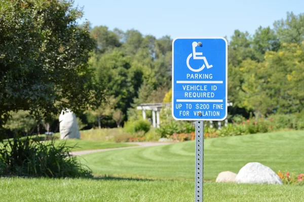 Señal de estacionamiento para discapacitados —  Fotos de Stock