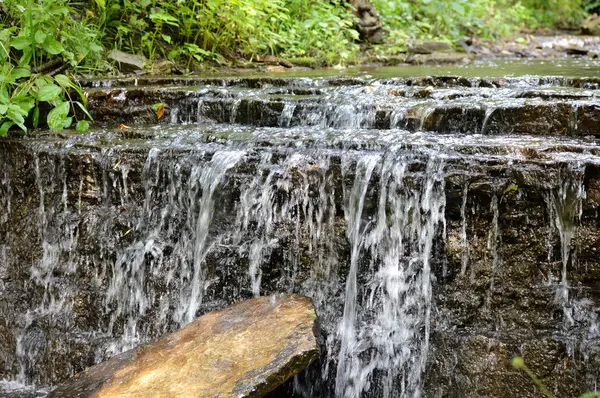 Vattenfall i parken — Stockfoto