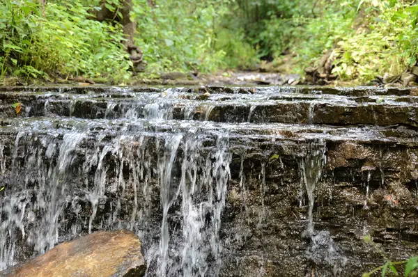 Vattenfall i parken — Stockfoto