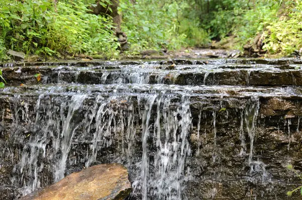 Vattenfall i parken — Stockfoto