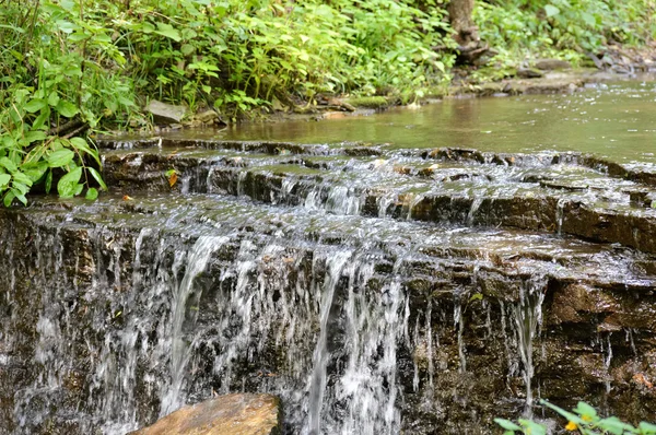 Vattenfall i parken — Stockfoto