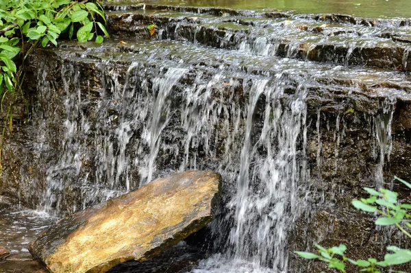 Vattenfall i parken — Stockfoto