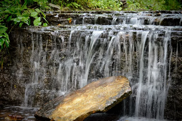 Cascada en el parque — Foto de Stock