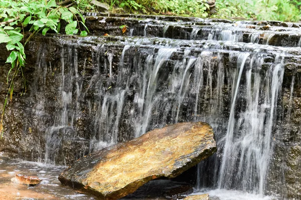 Cachoeira no parque — Fotografia de Stock