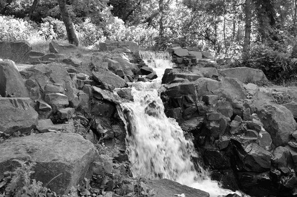 Wasserfall im Park — Stockfoto