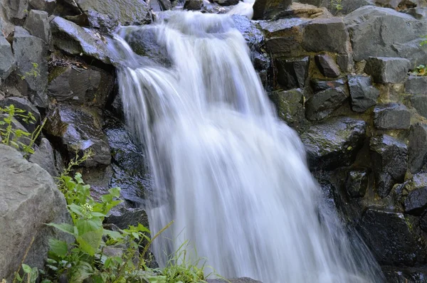 Vattenfall i parken — Stockfoto