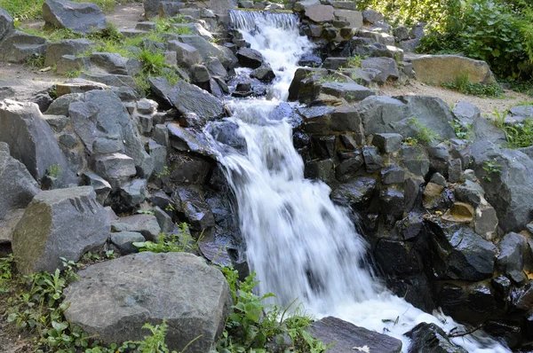 Vattenfall i parken — Stockfoto