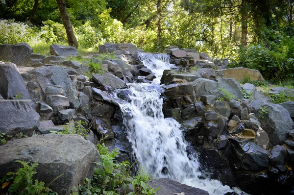 Vattenfall i parken — Stockfoto