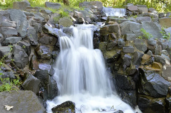 Vattenfall i parken — Stockfoto