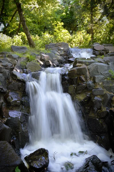 Wodospad w parku — Zdjęcie stockowe