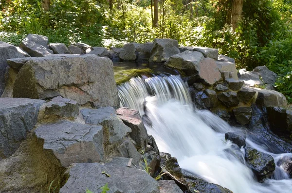 Vattenfall i parken — Stockfoto