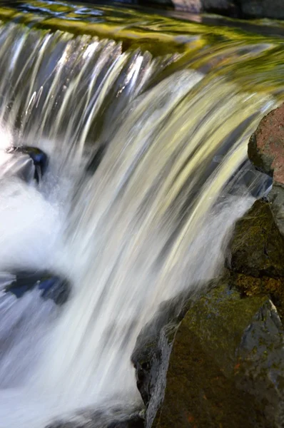 Vattenfall i parken — Stockfoto