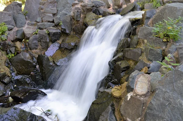 Vattenfall i parken — Stockfoto