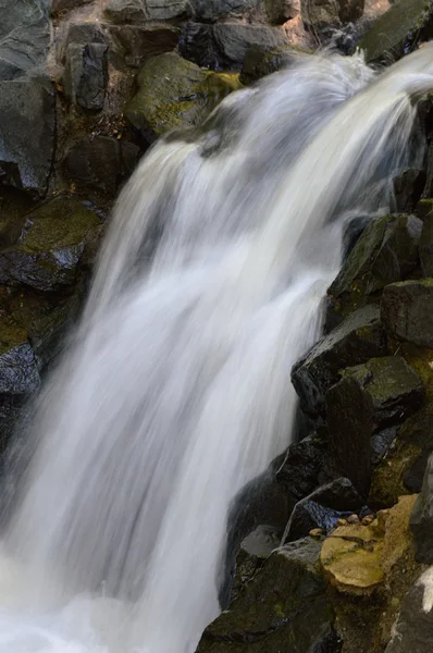 Vattenfall i parken — Stockfoto