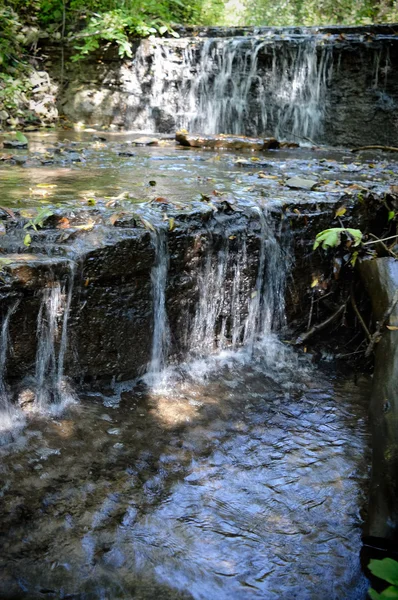 Vattenfall i parken — Stockfoto