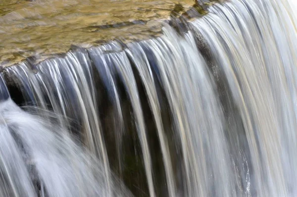 Cascada en el parque —  Fotos de Stock