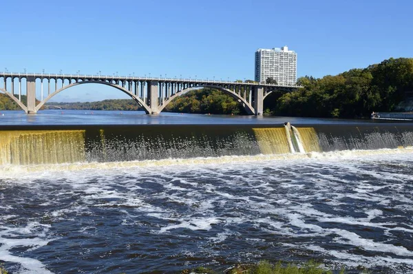 Vattenfallet vid Ford Dam — Stockfoto