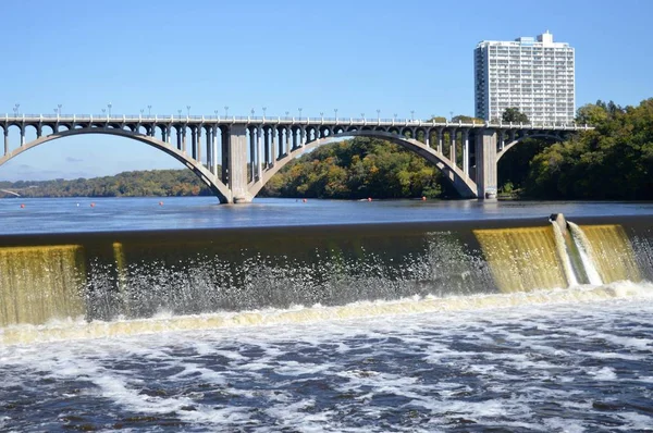 Vattenfallet vid Ford Dam — Stockfoto