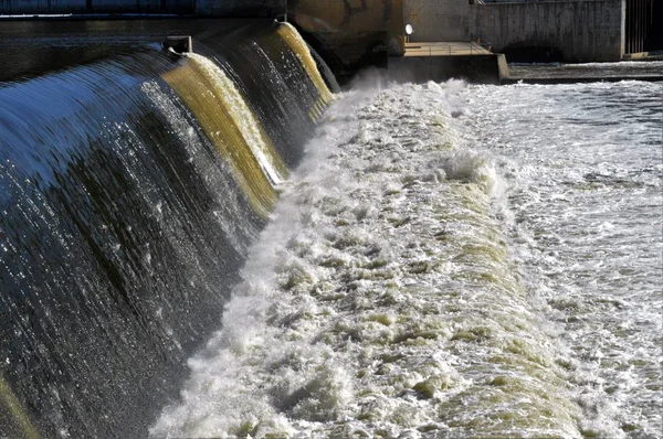 Vattenfallet vid Ford Dam — Stockfoto