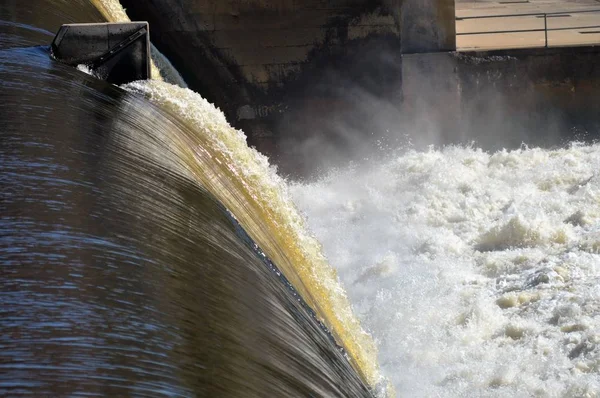 Vattenfallet vid Ford Dam — Stockfoto