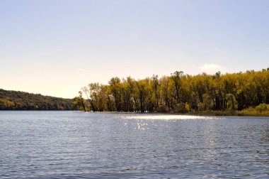 Nehir kıyısındaki