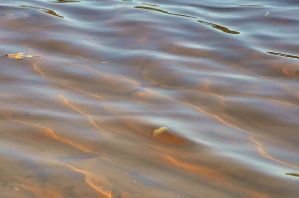 Golven in het water — Stockfoto