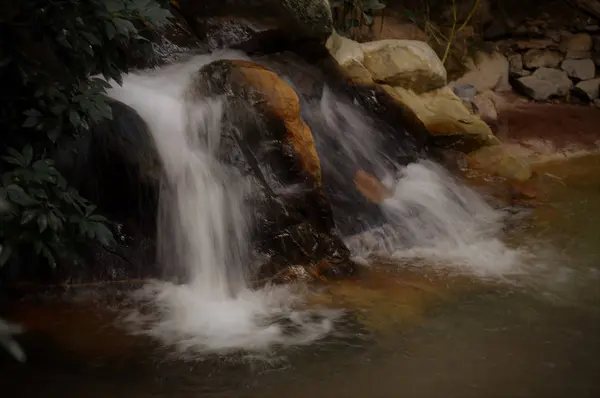 Uma pequena cachoeira — Fotografia de Stock