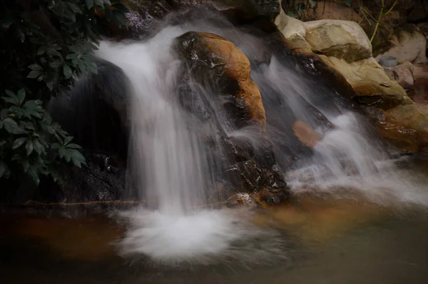 Uma pequena cachoeira — Fotografia de Stock