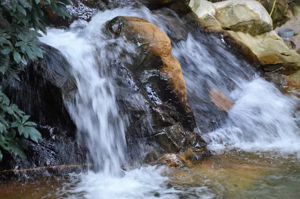 Uma pequena cachoeira — Fotografia de Stock