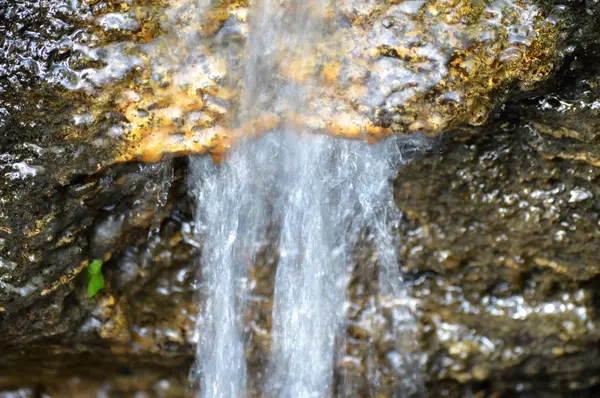 Невеликий водоспад — стокове фото