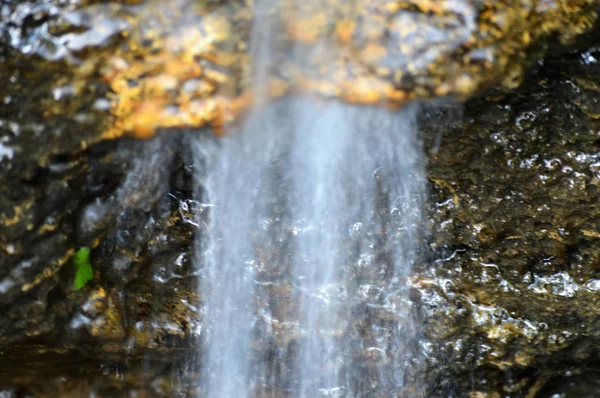 Ett litet vattenfall — Stockfoto