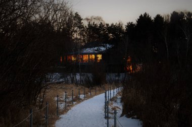 Kış aylarında gün batımında Doğa Merkezi