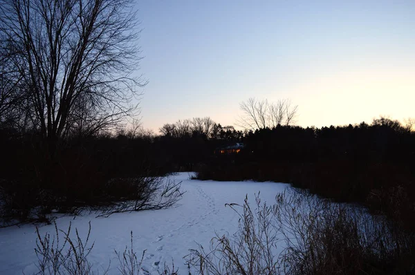 Um centro de natureza ao pôr do sol durante o inverno — Fotografia de Stock