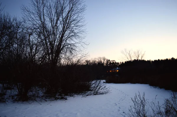 Um centro de natureza ao pôr do sol durante o inverno — Fotografia de Stock