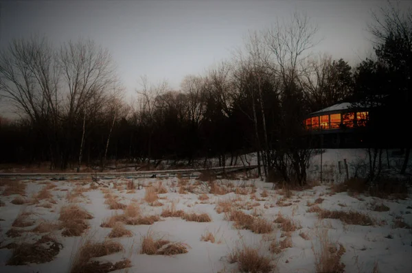 A természet közepén télen napnyugtakor — Stock Fotó