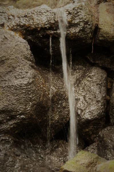 Una piccola cascata — Foto Stock