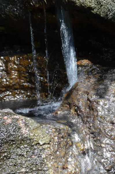 Una piccola cascata — Foto Stock