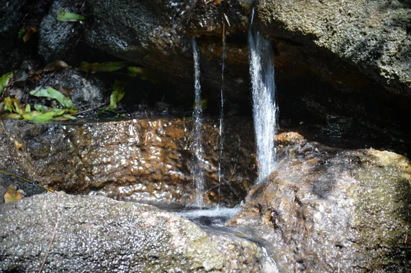 Ein kleiner Wasserfall — Stockfoto