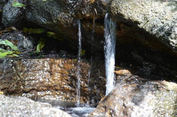 Una piccola cascata — Foto Stock