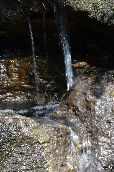 Uma pequena cachoeira — Fotografia de Stock