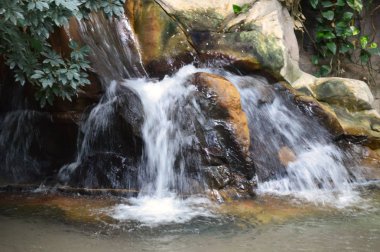 Küçük bir şelale.