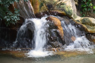 Küçük bir şelale.