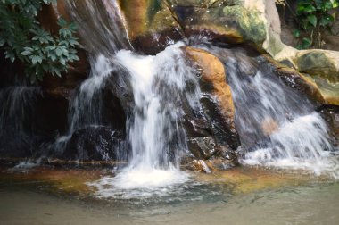 Küçük bir şelale.