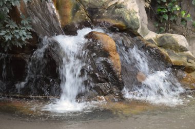 Küçük bir şelale.