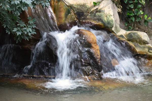 Uma pequena cachoeira — Fotografia de Stock