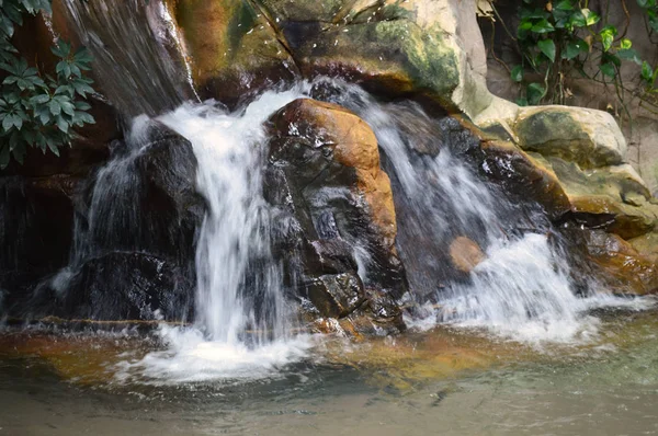 Uma pequena cachoeira — Fotografia de Stock