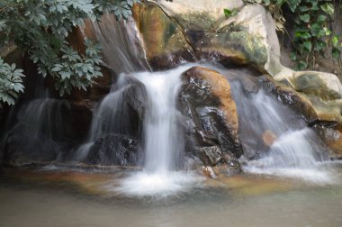 Küçük bir şelale.