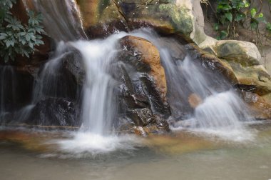 Küçük bir şelale.