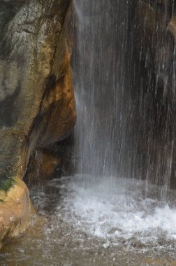 Küçük bir şelale.