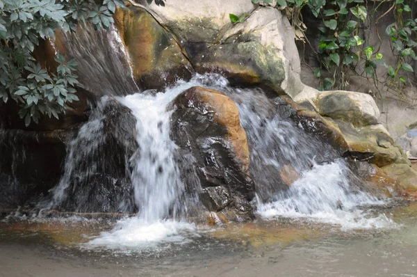 Uma pequena cachoeira — Fotografia de Stock